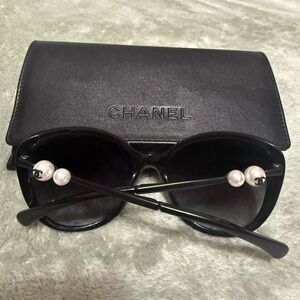 CHANEL Elegant Black Sunglasses with Pearlescent Accents